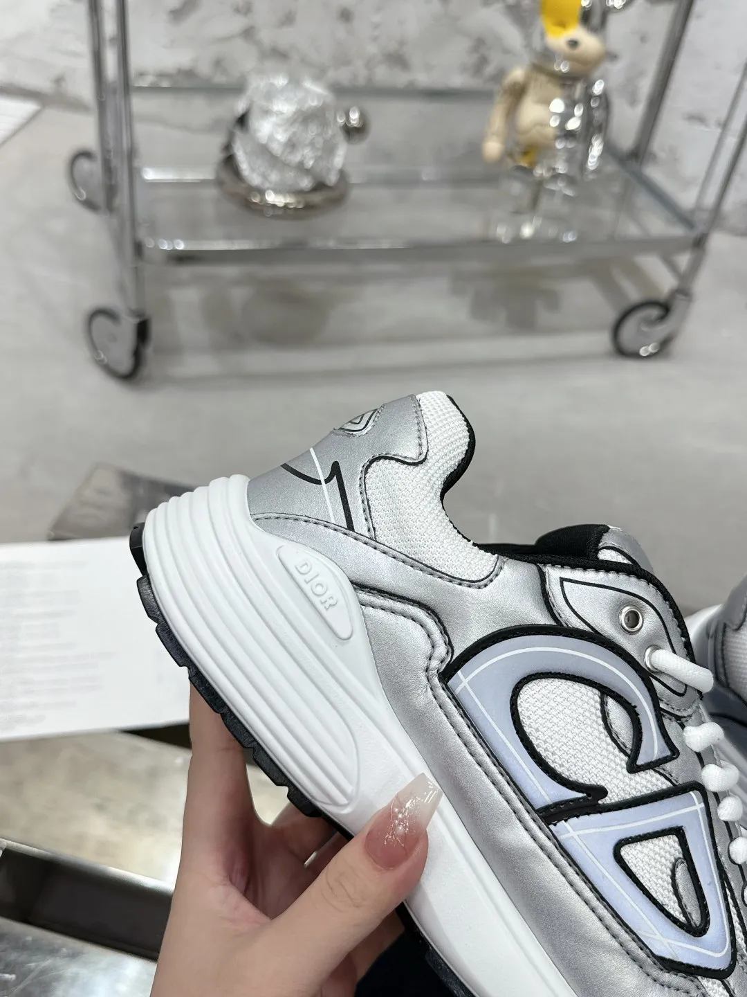 Men's men's shoes 💰600❤️❤️❤️High version Dior Dior's latest color matching B30 series reflective dad sneakers original 17380💰 purchased for development and production Brand new B30 sneakers Dad Shoes style shoes that follow the trend of the retro market The Dior logo on the tongue also indicates that this pair of shoes is the B30 model! B30 uses fine-textured leather and mesh cloth materials to form a shoe body. There are conspicuous letters CD on both sides of the shoe body to indicate identity. Many lines on the shoe body outline details to make the shoes look less monotonous and full of retro flavor. The delivery counter is exquisitely packaged🛍📦 ▪️Fabric: Original customized technical fabric + mesh ▪️Inner lining: Customized breathable lining ▪️Outsole: Original molded IP foam + TPU outsole ▪️Sole thickness: 3.5CM ▪️Size: Women’s size 35-40 / Men’s size 39-46